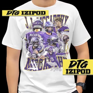 Puede incluir: Camiseta blanca con un estampado gr&aacute;fico de un jugador de f&uacute;tbol americano con un uniforme morado y dorado. El texto "DTG IZIPOD" est&aacute; impreso en la esquina superior izquierda de la camiseta. El texto "J. MCCARTHY" est&aacute; impreso en letras grandes en la parte superior de la camiseta. El texto "DTG IZIPOD" est&aacute; impreso en la esquina inferior derecha de la camiseta.