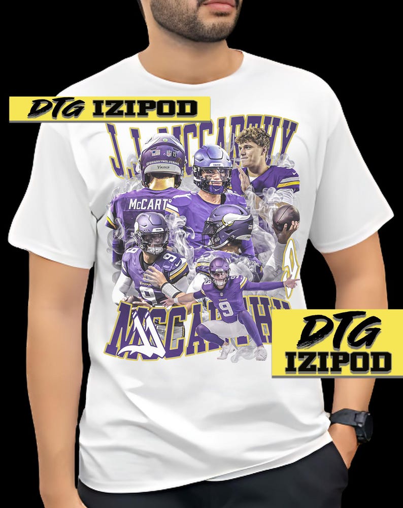 Puede incluir: Camiseta blanca con un estampado gr&aacute;fico de un jugador de f&uacute;tbol americano con un uniforme morado y dorado. El texto "DTG IZIPOD" est&aacute; impreso en la esquina superior izquierda de la camiseta. El texto "J. MCCARTHY" est&aacute; impreso en letras grandes en la parte superior de la camiseta. El texto "DTG IZIPOD" est&aacute; impreso en la esquina inferior derecha de la camiseta.