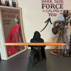 Darth Vader Pencil Holder – 3D Printed Desk Organizer, Star Wars Gift for Him, Geek Office Decor, Handmade Star Wars Figurine, Birthday Gift