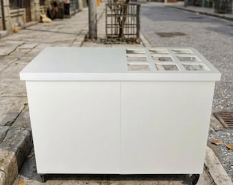 Mobile snack cart, foldable and designed for professional use.