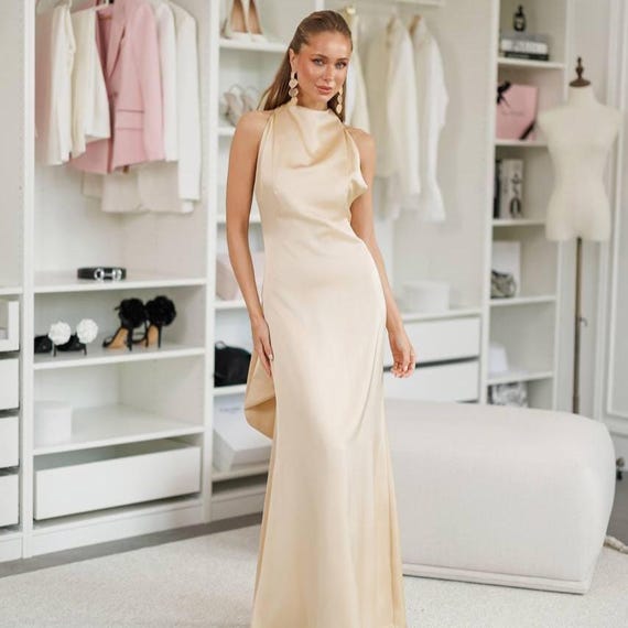 Vestido de noiva luxuoso em cetim dourado com costas abertas e