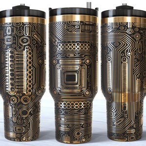 Puede incluir: Tres tazas de viaje negras y doradas con un diseño de placa de circuito. Cada taza tiene un asa y una tapa negras con una banda dorada. El diseño presenta líneas y formas intrincadas que recuerdan a los componentes de la computadora.