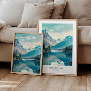 Op de afbeelding: Twee ingelijste kunstdrukken met een serene landschap van Maligne Lake in Canada. Het kunstwerk toont een bergketen die weerspiegeld wordt in het kalme water van het meer, met de tekst "Maligne Lake Canada". De lijsten zijn licht van kleur.