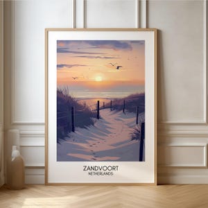 Puede incluir: Una ilustración enmarcada de un camino que lleva a la playa al atardecer. El camino está bordeado de hierba alta y una valla de madera. El cielo es de un suave color púrpura y naranja, con un sol naranja brillante poniéndose en la distancia. El texto "Zandvoort, Países Bajos" está impreso en la parte inferior de la imagen.