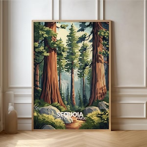 Könnte beinhalten: Ein Vintage-Poster mit einer malerischen Aussicht auf den Sequoia National Park. Das Poster zeigt einen üppigen Wald mit hoch aufragenden Mammutbäumen, einen Feldweg und den Text "Sequoia National Park".