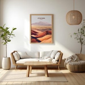 Puede incluir: Una impresi&oacute;n enmarcada de un paisaje des&eacute;rtico con el texto "ATACAMA CHILE" en la parte superior central. La impresi&oacute;n est&aacute; en un marco de madera claro y est&aacute; colgada en una pared blanca.