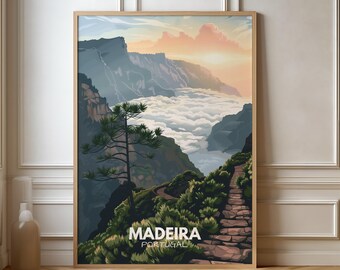 Op de afbeelding: Een poster met een schilderachtig uitzicht op Madeira, Portugal. De poster toont een bergpad dat door een weelderig groen landschap slingert, met een vallei die vol met wolken is. De tekst "MADEIRA PORTUGAL" staat onderaan de poster.