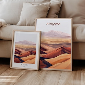 Puede incluir: Dos impresiones enmarcadas de un paisaje des&eacute;rtico con el texto "ATACAMA CHILE" en la parte inferior de cada impresi&oacute;n. Las impresiones est&aacute;n en marcos de madera y est&aacute;n colgadas en una pared.