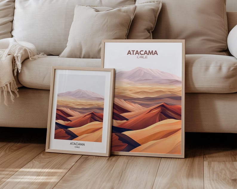 Puede incluir: Dos impresiones enmarcadas de un paisaje des&eacute;rtico con el texto "ATACAMA CHILE" en la parte inferior de cada impresi&oacute;n. Las impresiones est&aacute;n en marcos de madera y est&aacute;n colgadas en una pared.