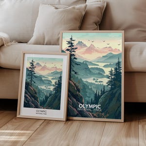 Könnte beinhalten: Zwei gerahmte Drucke einer malerischen Landschaft mit Bergen, Wasser und Bäumen. Der obere Druck zeigt den Text "Olympic National Park" und der untere Druck zeigt den Text "Olympic National Park".