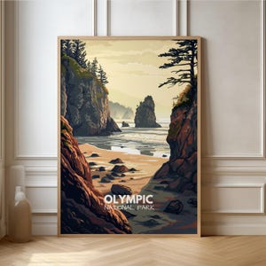 Könnte beinhalten: Ein Vintage-Poster mit einer malerischen Aussicht auf einen Strand mit felsigen Klippen und einem ruhigen Meer. Das Poster hat einen gelben Hintergrund mit dem Text "OLYMPIC NATIONAL PARK" in Schwarz.