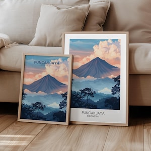 Puede incluir: Dos impresiones enmarcadas de un paisaje de montaña con cielo azul y nubes blancas. La impresión superior dice "Puncak Jaya, Indonesia". La impresión inferior dice "Puncak Jaya, Indonesia".