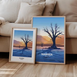 Könnte beinhalten: Zwei gerahmte Drucke einer Wüstenlandschaft mit einem einsamen Baum in Namibia, Afrika. Der obere Druck hat den Text "Namibia, Afrika" unter dem Bild. Der untere Druck hat den Text "Namibia, Afrika" unter dem Bild.