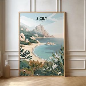 Puede incluir: Una ilustración colorida de una escena de playa en Sicilia, Italia. La imagen presenta un océano azul, una playa de arena, árboles verdes y acantilados rocosos. El texto "SICILY ITALY" se muestra en la parte superior de la imagen.