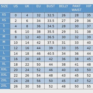 Może przedstawiać: Tabela rozmiar&oacute;w z pomiarami w centymetrach dla biustu, brzucha, talii spodni i bioder, wraz z odpowiadającymi rozmiarami US, UK i EU. Tabela obejmuje rozmiary od XS do 2XL, oferując przewodnik po konwersji rozmiar&oacute;w.