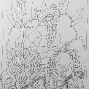 Peut inclure: Un dessin au trait noir et blanc d'un arrangement floral avec diff&eacute;rentes fleurs et feuilles. Le dessin est d&eacute;taill&eacute; et complexe, avec un accent sur les lignes et les formes d&eacute;licates des fleurs.