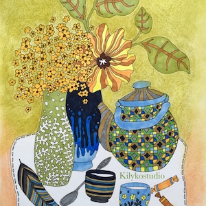 Op de afbeelding: Een stillevenillustratie van een boeket gele bloemen in drie verschillende vazen, een gepatroneerde pot, een kleine kom, een lepel en twee ingepakte snoepjes op een wit tafelkleed met een blauwe en witte gestikte rand. De tekst "Kilykostudio" staat in het zwart op het tafelkleed.