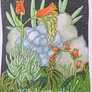 Peut inclure: Une illustration color&eacute;e d'une vari&eacute;t&eacute; de plantes vertes et de fleurs avec des accents orange, jaune et bleu. L'illustration est sur un fond vert fonc&eacute; avec une bordure blanche. Le texte "Kilykostudio" est en bas de l'image.