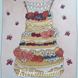Puede incluir: Un pastel de boda de varios pisos decorado con bayas frescas, flores y una hilera de banderas blancas. El pastel est&aacute; sobre un pedestal blanco con un dise&ntilde;o floral rosa y blanco. El fondo es rosa claro.