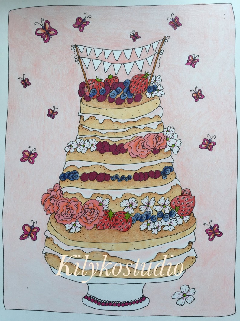 Puede incluir: Un pastel de boda de varios pisos decorado con bayas frescas, flores y una hilera de banderas blancas. El pastel est&aacute; sobre un pedestal blanco con un dise&ntilde;o floral rosa y blanco. El fondo es rosa claro.