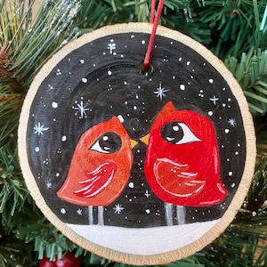 Kardinal Paar Ornament Weihnachten Holzscheibe Handgemalte Kunst Vögel Rote Vögel Verschneite Nacht