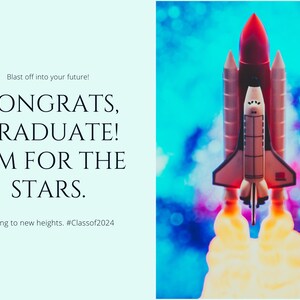 Puede incluir: Un cohete de juguete con llamas que salen de la parte inferior, sobre un fondo azul y morado con luces bokeh blancas. El texto "CONGRATS, GRADUATE! AIM FOR THE STARS. Soaring to new heights. #Classof2024" está en el lado izquierdo de la imagen.