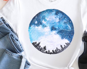 Camiseta con estampado de cielo nocturno en acuarela y pino al aire libre.