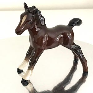 Figurine poulain brun Beswick : étiré à gauche, modèle 997