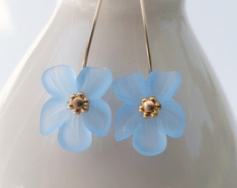 Boucles d'oreilles fleurs en lucite - fleurs bleu clair remplies d'or