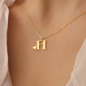Colar com letras de coração em ouro 14K, colar com inicial personalizada, pingente de coração delicado, joias feitas à mão personalizadas, joias de verão, presente para ela