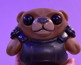 Juguete antiestrés chirriante Tactibear inspirado en Valorant / Valorant se flexiona en la vida real