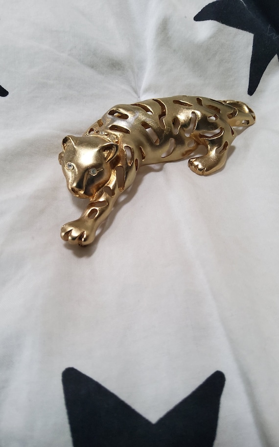 Gold tone jaguar brooch pin