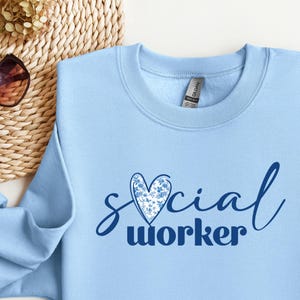 Felpa girocollo assistente sociale, trendy chinoiserie blu e bianca con disegno a cuore, regalo per LSW, msw, lcsw, lmsw, assistente sociale scolastico