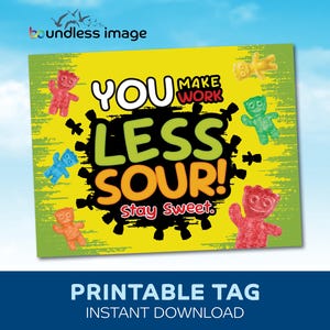 Könnte beinhalten: Ein druckbares Etikett mit gelb-grünem Hintergrund mit dem Text "YOU MAKE WORK LESS SOUR! Stay Sweet." und bunten Gummibärchen. Das Etikett enthält auch den Text "PRINTABLE TAG INSTANT DOWNLOAD."
