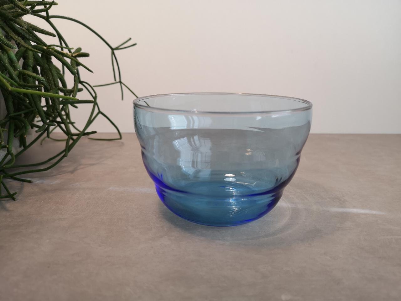 IKEA SKOJA blaue Glasschale, wunderschönes bienenkorbförmiges Glas, entworfen von Henrik Preutz