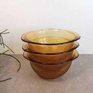 Set med 3 vintage ARCOROC SIERRA soppskålar tillverkade av bärnstensfärgat texturerat glas, typiska för 1970-talet.