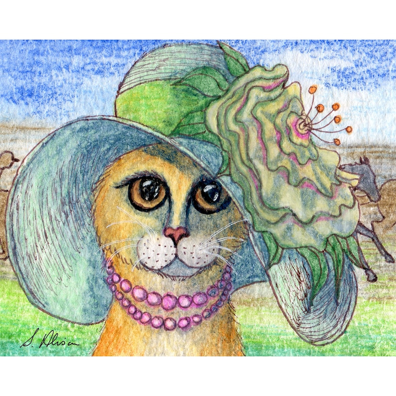 K&ouml;nnte beinhalten: Ein Aquarellbild einer Katze, die einen gro&szlig;en blauen und gr&uuml;nen Hut mit einer Blume oben tr&auml;gt. Die Katze hat orangefarbenes Fell und tr&auml;gt eine rosa Perlenkette.