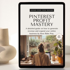 Könnte beinhalten: Ein digitales Produktcover mit einer Frau, die vor einem Fenster an einem Laptop arbeitet. Das Cover enthält den Text "DONE-FOR-YOU GUIDE", "PINTEREST PROFIT MASTERY", "A detailed guide on how to generate revenue and expand your online business by Boss Babe Pray.", und "WITH RESELL RIGHTS".