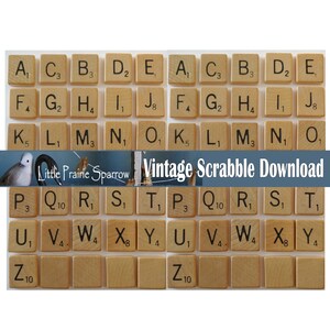 Puede incluir: Azulejos de Scrabble vintage con las letras de la A a la Z, cada azulejo tiene un valor de puntos diferente. Los azulejos están dispuestos en dos filas de 10 azulejos cada una. Los azulejos están hechos de madera y tienen un color marrón claro. Los azulejos están dispuestos en orden alfabético. Los azulejos están sobre un fondo blanco. El texto "Vintage Scrabble Download" está impreso en negro sobre un fondo azul.