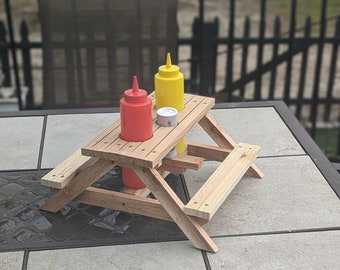 Table de pique-nique avec condiments et serviettes. Fabriqué à partir de cèdre récupéré. Idéal pour le barbecue. Table de pique-nique en cèdre rustique ! Condiments barbecue, indispensable pour faire la fête