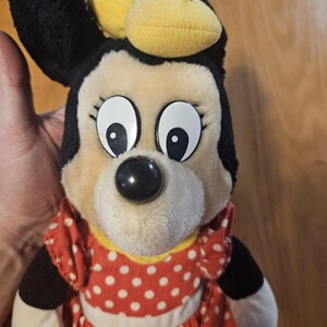 Peluche vintage de Minnie Mouse de Disney con vestido de lunares rojos, juguete mediano imagen 3