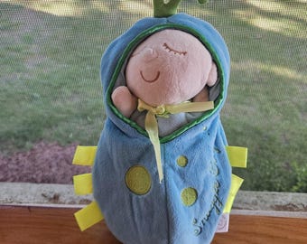 Muñeco de peluche suave azul Snuggle Bug de Manhattan Toy, juego de vainas de guisantes rellenas