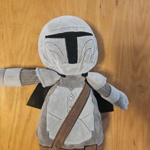 Scentsy Star Wars The Mandalorian Plush Stuffed Doll Toy Medium Gray Cape zdjęcie 3