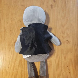 Scentsy Star Wars The Mandalorian Plush Stuffed Doll Toy Medium Gray Cape zdjęcie 2