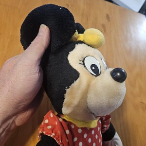 Peluche vintage de Minnie Mouse de Disney con vestido de lunares rojos, juguete mediano imagen 5