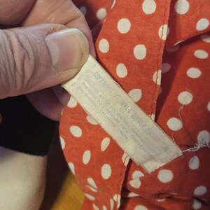 Peluche vintage de Minnie Mouse de Disney con vestido de lunares rojos, juguete mediano imagen 11