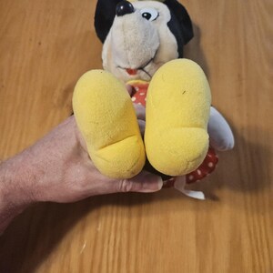 Peluche vintage de Minnie Mouse de Disney con vestido de lunares rojos, juguete mediano imagen 9