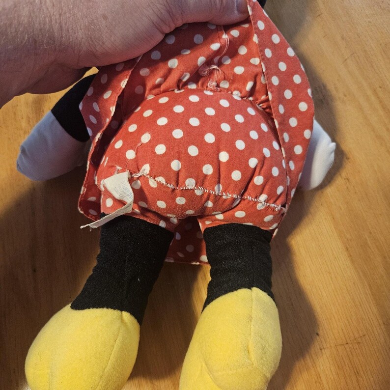 Peluche vintage de Minnie Mouse de Disney con vestido de lunares rojos, juguete mediano imagen 10