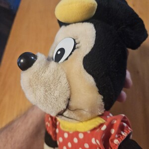 Peluche vintage de Minnie Mouse de Disney con vestido de lunares rojos, juguete mediano imagen 4