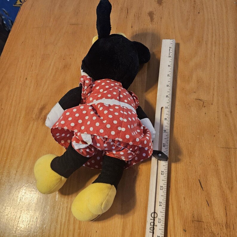 Peluche vintage de Minnie Mouse de Disney con vestido de lunares rojos, juguete mediano imagen 13